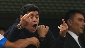 Diego Maradona war während des Spiels seiner Mannschaft nicht zu bremsen. Nach dem zweiten Tor für Argentinien grüßte er mit gestreckten Mittelfingern von der Tribüne hinunter. Foto: AFP