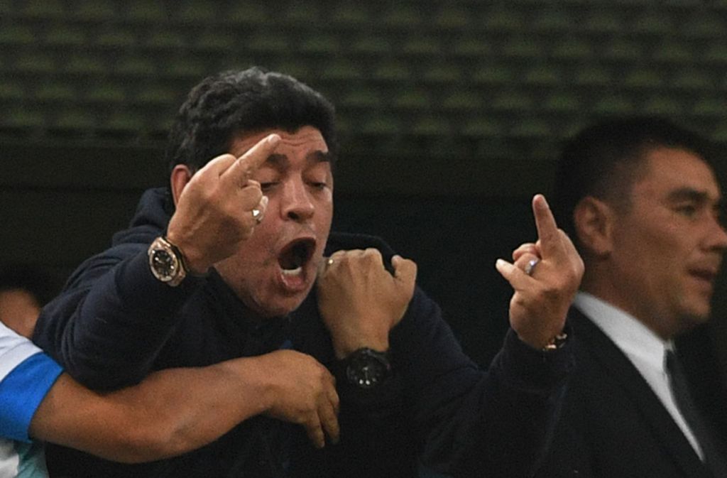 Diego Maradona war während des Spiels seiner Mannschaft nicht zu bremsen. Nach dem zweiten Tor für Argentinien grüßte er mit gestreckten Mittelfingern von der Tribüne hinunter.