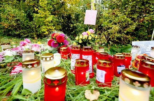 Bekannte und Angehörige haben an der Stelle in der Reuteallee, wo Nadine Ertugrul umgebracht wurde, Blumen und Erinnerungsstücke niedergelegt. Foto: factum/Granville