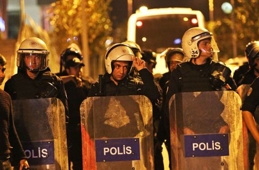 Die Polizei nahm am Dienstag bei Razzien in mehreren Provinzen mehr als 400 angebliche Gülen-Anhänger fest. Foto: AP