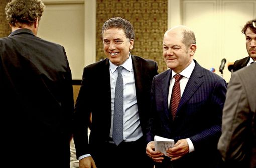 Der argentinische Finanzminister Nicolás Dujovne und Olaf Scholz (rechts) beim G-20-Treffen in Buenos Aires. Foto: dpa