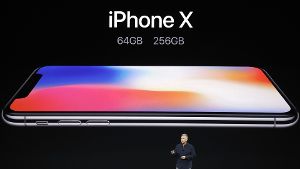 Das iPhone X wird von Freitag an verkauft. Foto: AP