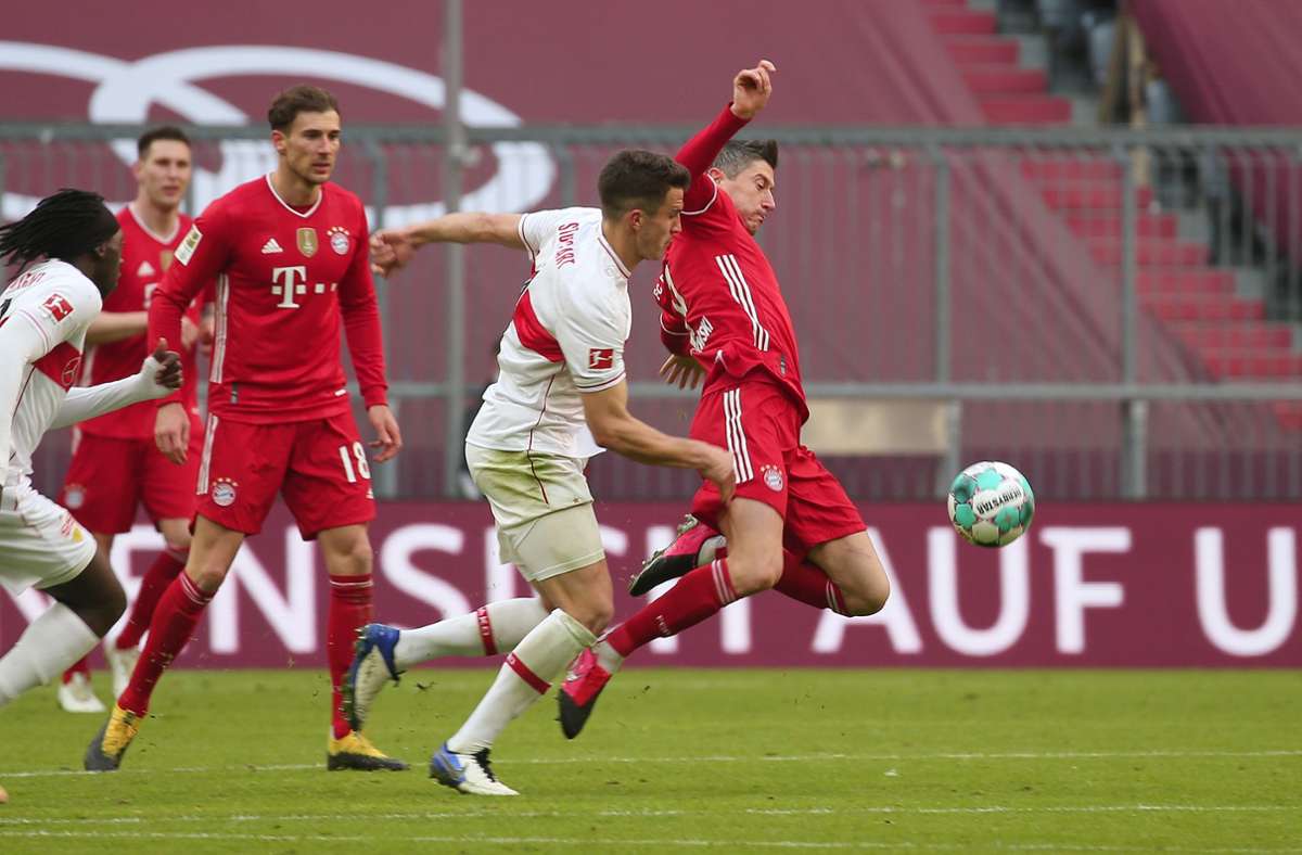 Der VfB-Verteidiger Marc Kempf kommt gegen Robert Lewandowski (rechts) nicht hinterher. Die Stuttgarter zahlen beim FC Bayern auch deshalb Lehrgeld.