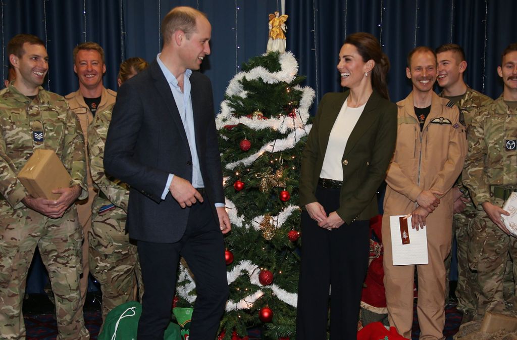 Spaß unterm Weihnachtsbaum: Prinz William und Herzogin Kate mit Soldaten auf Zypern.