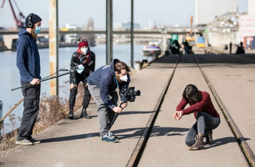 Dreharbeiten für Nicki Lisztas „Dying Swans“-Beitrag am Stuttgarter Hafen Foto: Jeanette Bak/GD
