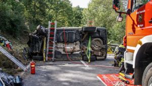 Transporter kollidiert mit mehreren Fahrzeugen – Fahrer schwer verletzt