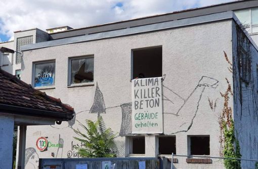 Die Aktivisten besetzten die alte und marode Bettenfabrik in Bad Cannstatt. Foto: 7aktuell.de/ Andreas Werner