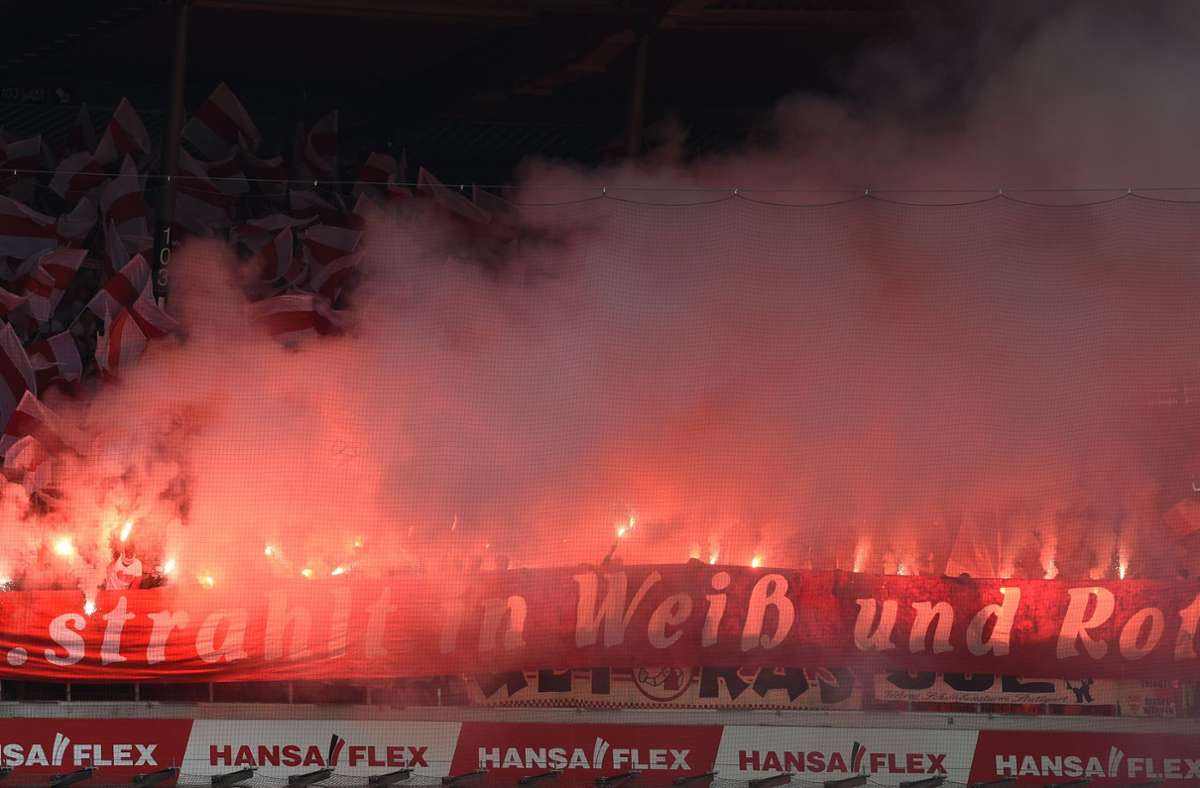 Bengalos im Stadion: VfB-Fans im Stadion von Werder Bremen. Foto: dpa/Carmen Jaspersen