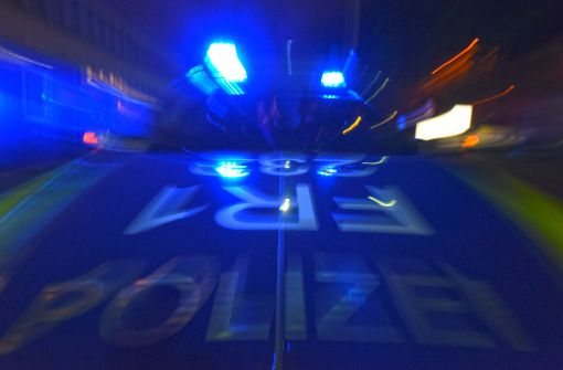 Die Polizei fahndet nun auch wegen versuchten Mordes nach einem Mann, der in Ludwigshafen einen Polizisten fast umgefahren haben soll. Foto: dpa
