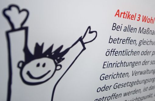 Ein Plakat mit dem Artikel 3 der UN-Kinderrechtskonvention hängt in einer Klinik für Kinder- und Jugendpsychiatrien in Lüneburg. Foto: dpa/Philipp Schulze