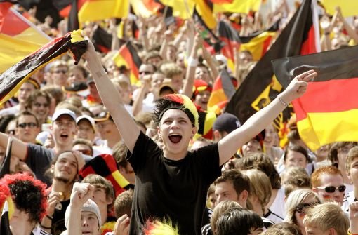 Ausgelassenheit bei deutschen Fans. Bei der Fußball-EM 2012 ist die Furcht vor Hooligans groß. Foto: dpa