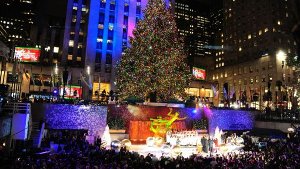 Ganz New York freut sich: Der Weihnachtsbaum am Rockefeller Center leuchtet nun wieder. Foto: dpa