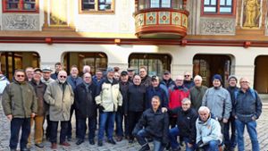 Das Bild zeigt die MAG Gruppe vor dem Tübinger Rathaus Foto: Wolfgang Stiefel