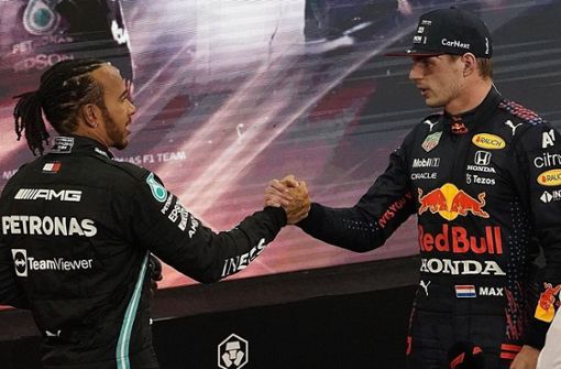 Lewis Hamilton (li.) und Max Verstappen vor dem WM-Finale 2021 in Abu Dhabi. Foto: dpa/Hasan Bratic