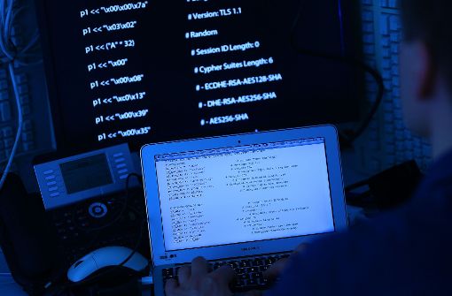 Hacker haben sich laut einem Medienbericht durch sogenannten Phishing-E-Mails Zugriff auf Bankkonten verschafft. (Symbolfoto) Foto: dpa
