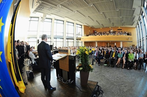 Fritz Kuhn und die neuen Bürger begegnen sich im großen Sitzungssaal des Rathauses Foto: Michele Danze
