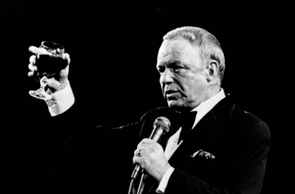 Frank Sinatras Markenzeichen auf der Bühne:   Smoking und Whiskyglas. Mit seinen Shows  begeisterte  Frank Sinatra  Millionen von Fans.