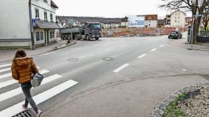 Bisher kann man von der Jakobstraße in den Kreuzungsbereich ein- und ausfahren. Dies wird sich eventuell mit dem neuen Kreisel ändern. Foto: factum/Bach