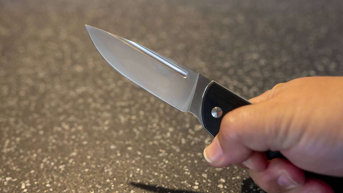 Stuttgarter Polizei sucht Zeugen: Pärchen überfällt Lebensmittelmarkt – Kassiererin mit Messer bedroht