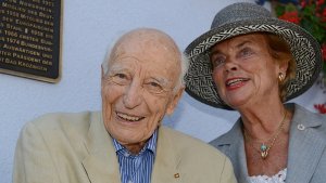 Der ehemalige Bundespräsident Walter Scheel mit seiner Frau Barbara. Foto: dpa