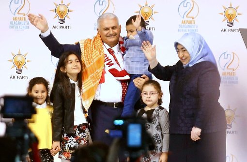 Der neue AKP-Vorsitzende und künftige Premier Binali Yildirim sammelt seine Familie auf der Bühne des Parteitags. Foto: AFP