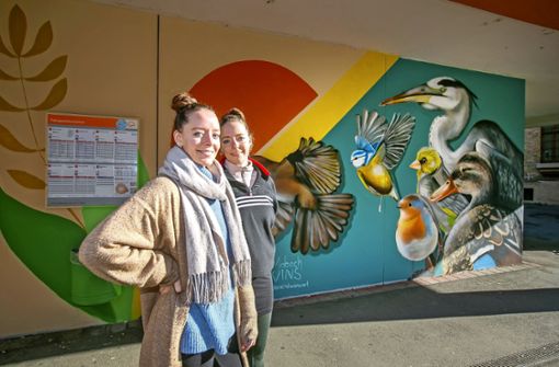 Die Künstlerinnen Nadja (links) und Saskia Hannabach   vor ihrem Wandgemälde. Foto: R./ Bulgrin