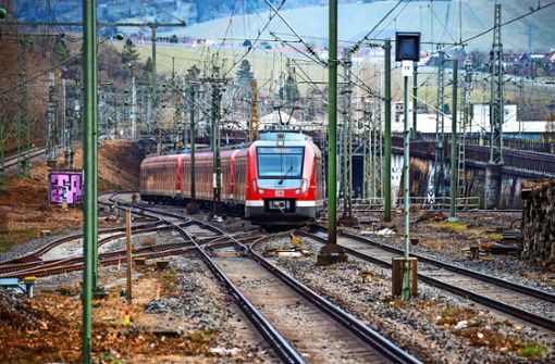 Wegen Kabelbauarbeiten für den digitalen Bahnknoten in Stuttgart müssen sich Fahrgäste der Deutschen Bahn ab Mitte April auf massive Einschränkungen einstellen. Foto: dpa/C. Schmidt