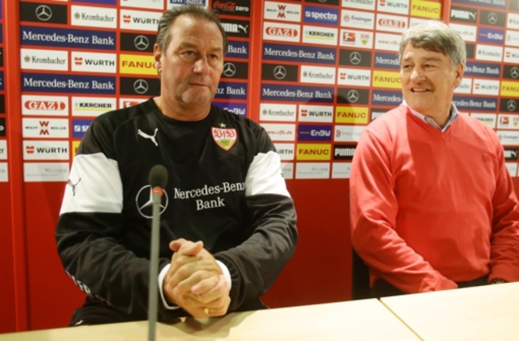Huub Stevens (links) ist neuer Cheftrainer des VfB Stuttgart. Er wurde am Dienstag offiziell in einer Pressekonferenz von Präsident Bernd Wahler vorgestellt.