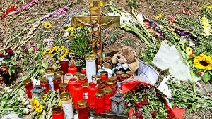 An der Unfallstelle erinnern Blumen und Kerzen an die Toten. Foto: factum/Bach