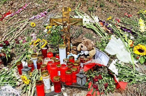 An der Unfallstelle erinnern Blumen und Kerzen an die Toten. Foto: factum/Bach
