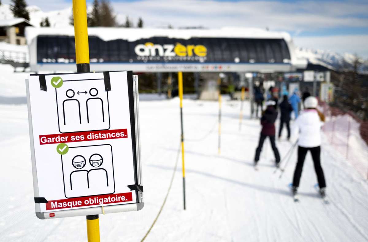 Was machen Urlauber aus Deutschland, die zum Skifahren ins künftige Corona-Hochrisikogebiet Schweiz wollten? Foto: dpa/Laurent Gillieron