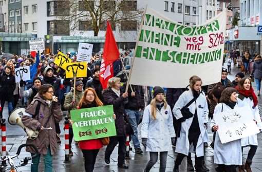 In Gießen protestierten die Frauen dagegen, dass die Ärztin Kristina Hänel auf ihrer Homepage nicht auf Schwangerschaftsabbrüche hinweisen darf. Foto: epd/Rolf K. Wegst