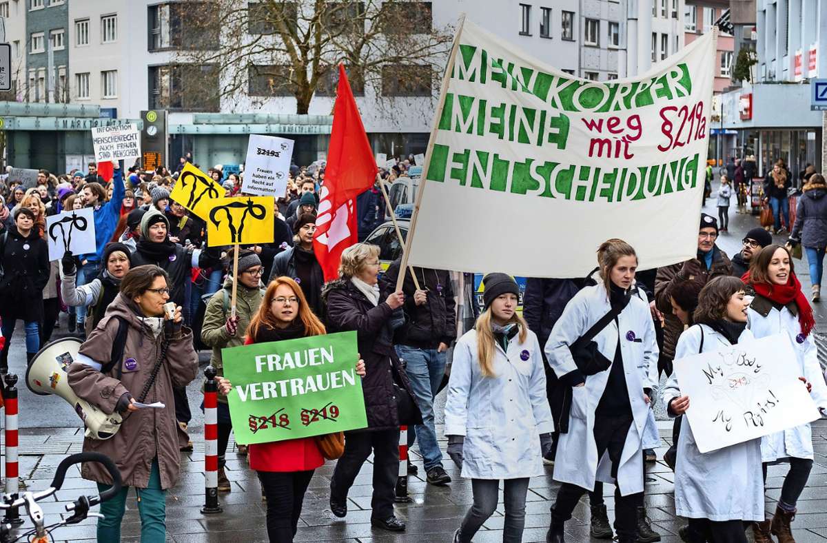 In Gießen protestierten die Frauen dagegen, dass die Ärztin Kristina Hänel auf ihrer Homepage nicht auf Schwangerschaftsabbrüche hinweisen darf.