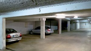 Weil die Garage nicht regelmäßig geöffnet hat, parken dort nur wenige. Foto: Häusser
