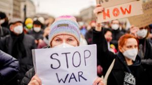 “Stop War“ steht auf dem Plakat dieser Demonstrantin in Berlin. Foto: dpa/Kay Nietfeld