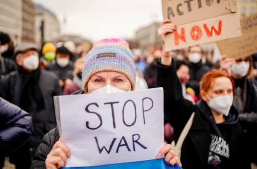 “Stop War“ steht auf dem Plakat dieser Demonstrantin in Berlin. Foto: dpa/Kay Nietfeld