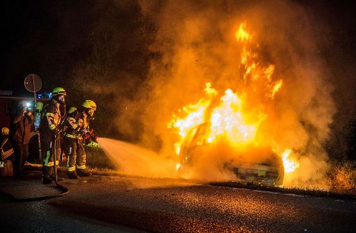 Das letzte, was die Feuerwehr macht: Ein brennendes Auto löschen. Es steht auf der Priorisierungsliste der Helfer ganz am Ende, weil niemand darin sitzt. Foto: SDMG
