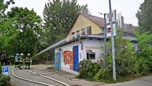 Die Löschmänner sind erst mal nicht eingeweiht, dass sie beim brennenden Vereinsheim nur üben. Foto: SDMG